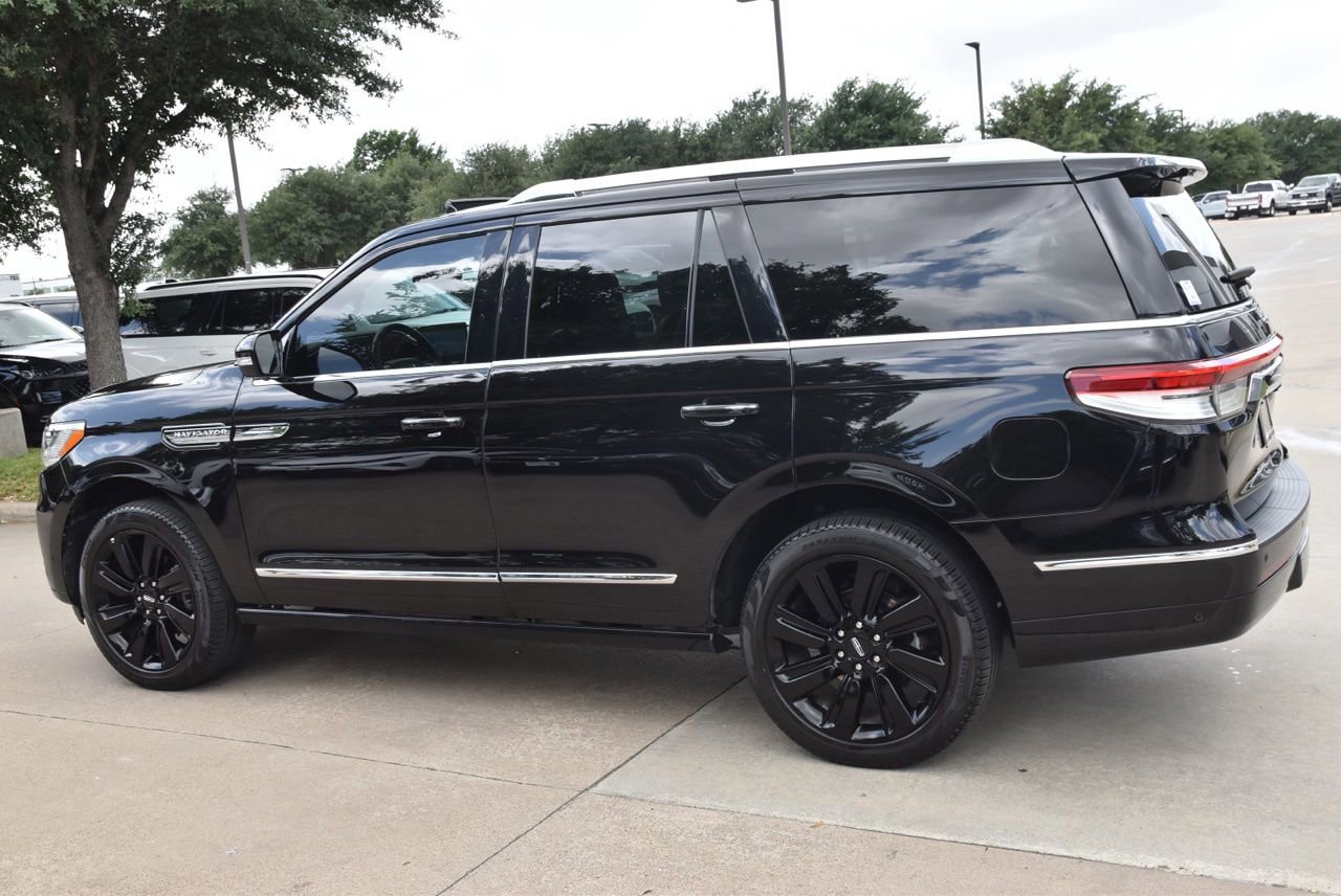Certified 2024 Lincoln Navigator Reserve AWD/4WD image 11