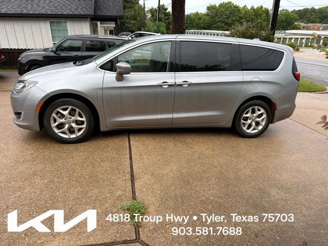 Used 2018 Chrysler Pacifica Touring Plus w/ Tire & Wheel Group FWD image 6