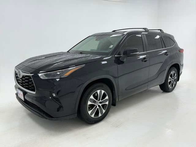 Used 2023 Toyota Highlander XLE FWD image 5