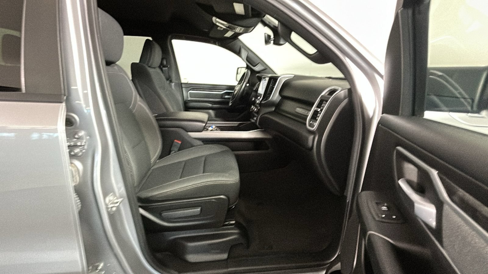 Used 2022 RAM 1500 Big Horn AWD/4WD image 35