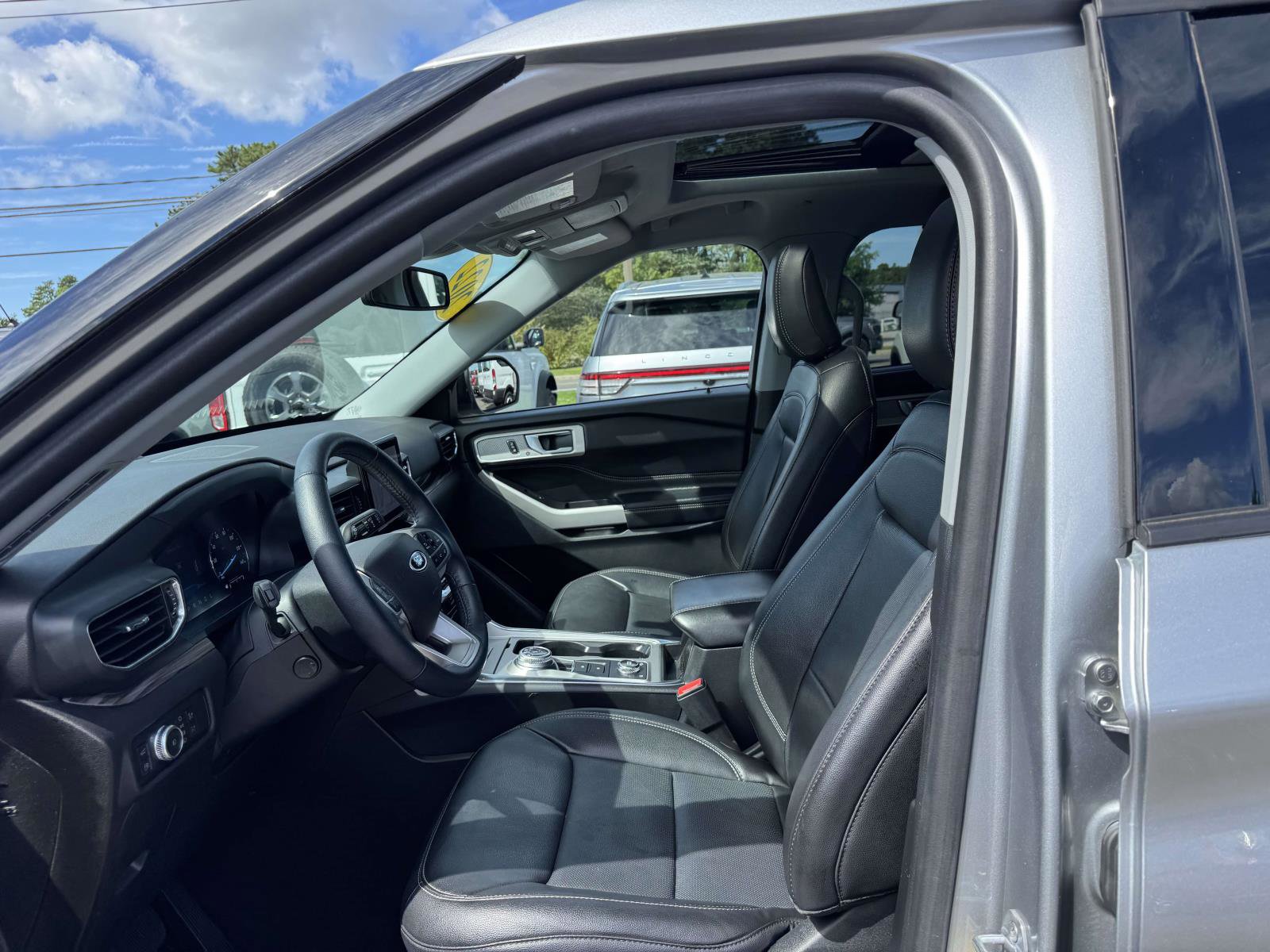 Used 2022 Ford Explorer Limited w/ Hybrid Equipment Group 310A image 14