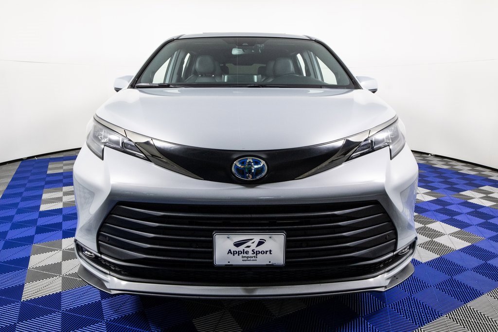 Used 2024 Toyota Sienna XLE Woodland Edition image 2