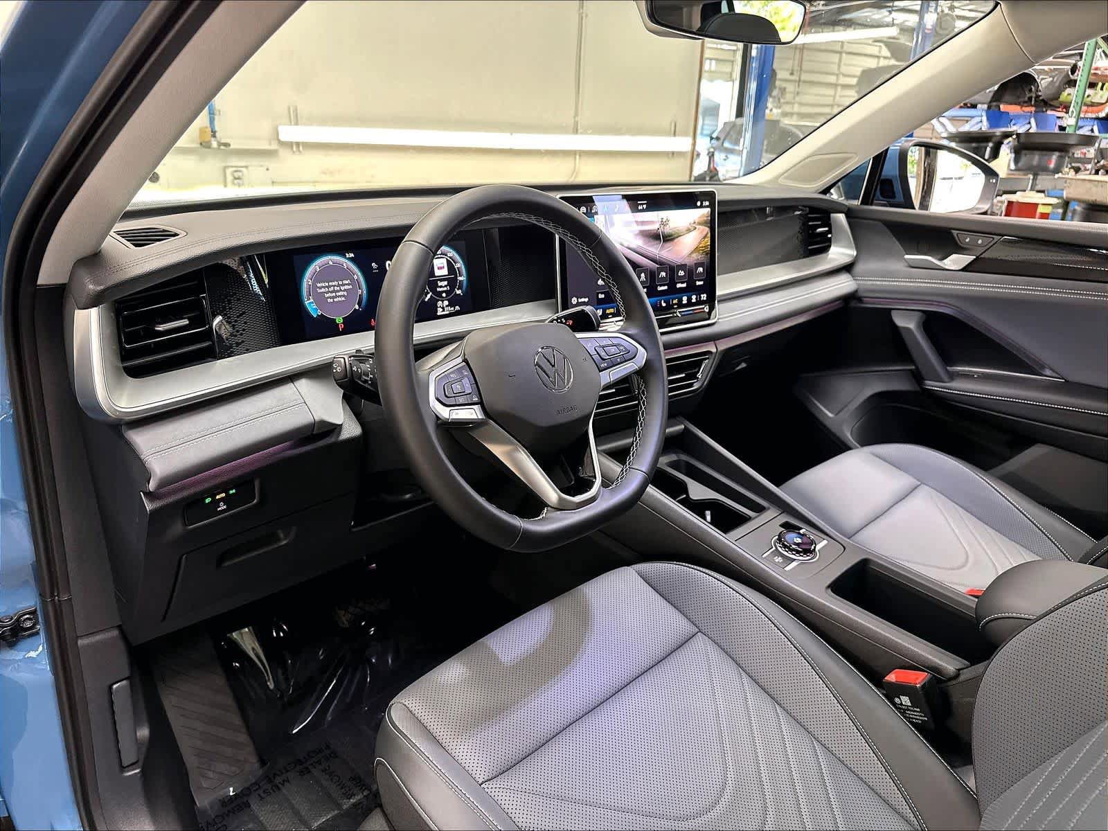 Certified 2025 Volkswagen Tiguan SE w/ Panoramic Sunroof Package AWD/4WD image 20
