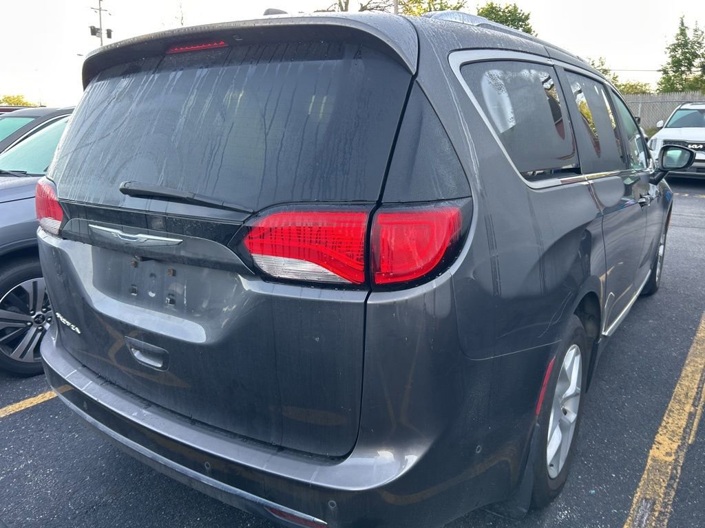 Used 2017 Chrysler Pacifica Touring-L Plus w/ Advanced Safetytec Group FWD image 6