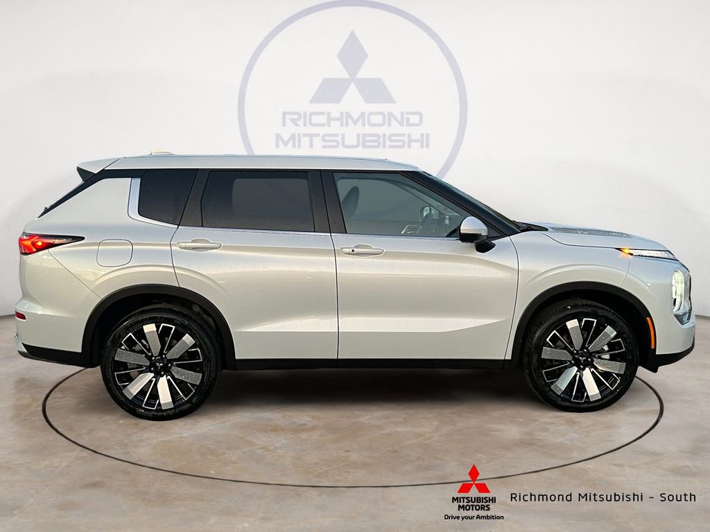 New 2026 Mitsubishi Outlander SE image 2