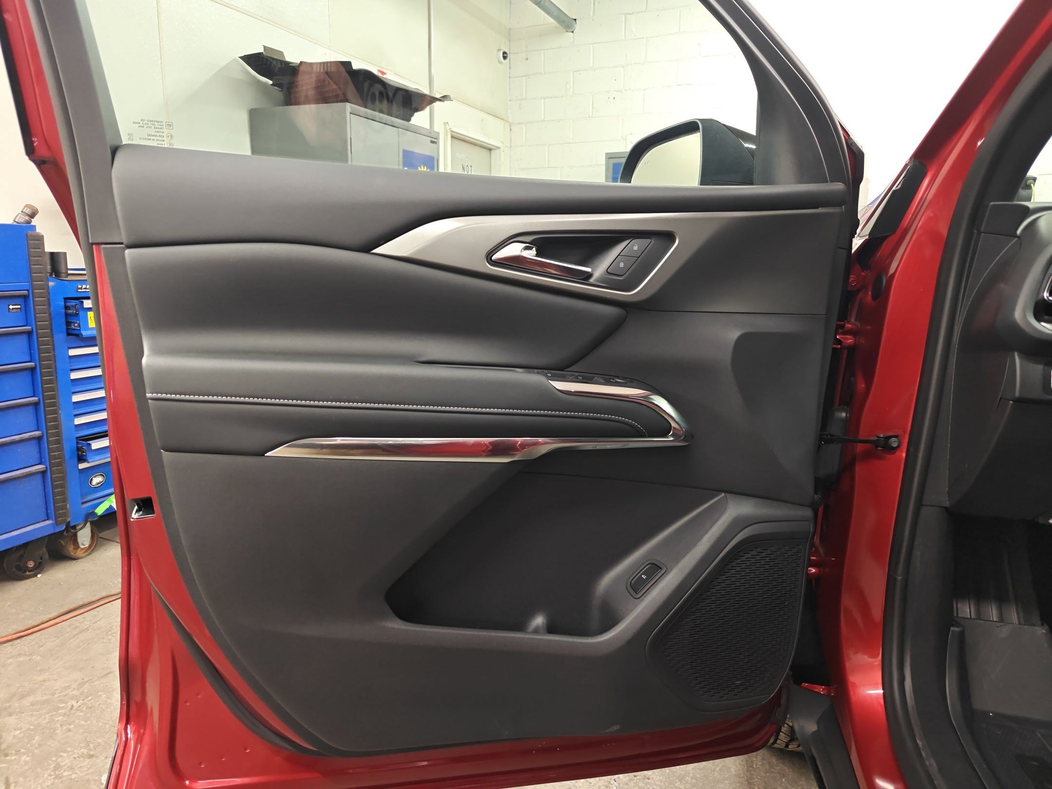 Used 2025 Chevrolet Traverse LT w/ Midnight/Sport Edition image 21