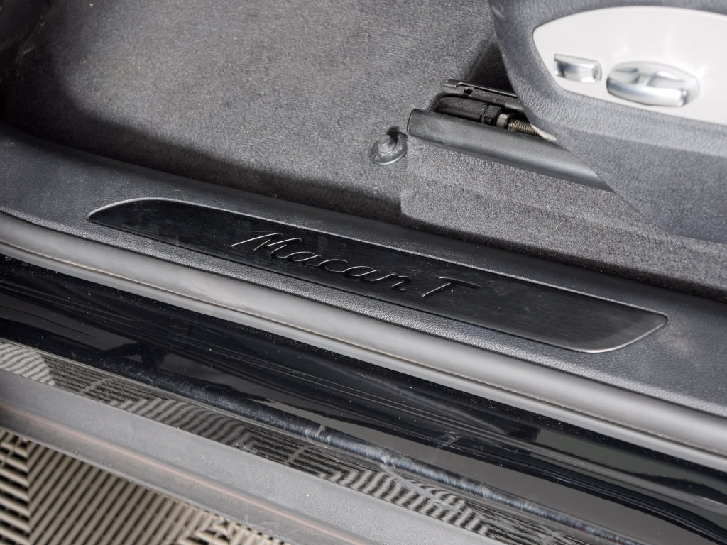 Certified 2023 Porsche Macan Turbo AWD/4WD image 17