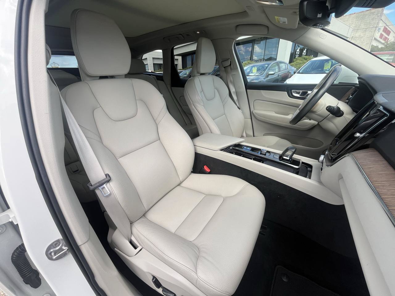 Used 2022 Volvo XC60 B5 Momentum AWD/4WD image 41