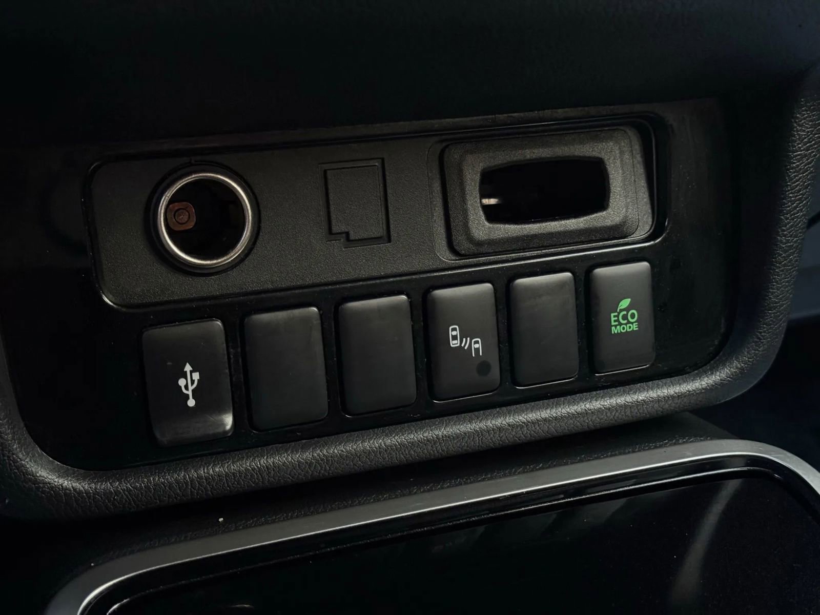 Used 2020 Mitsubishi Outlander SE FWD image 28