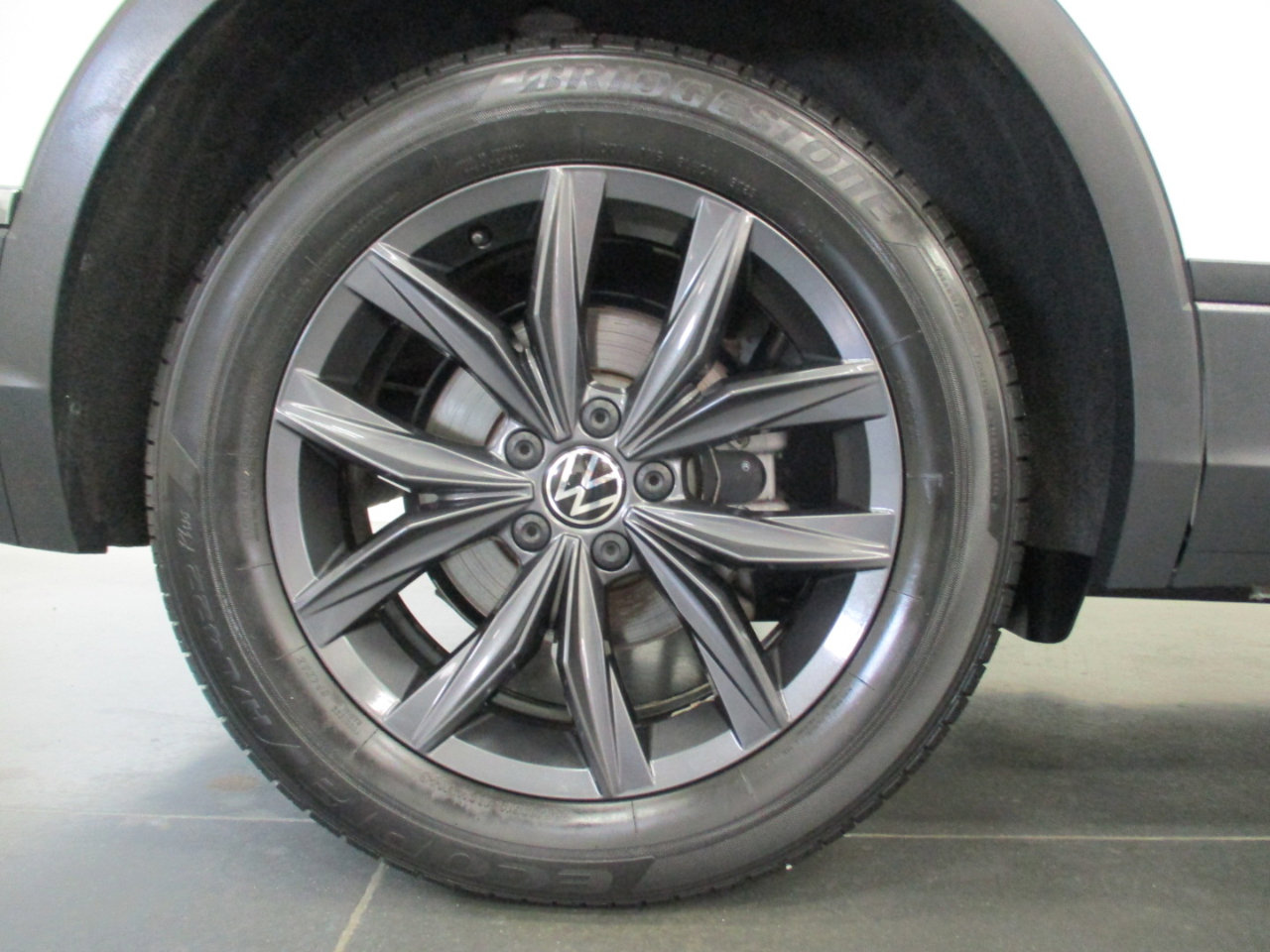 Used 2024 Volkswagen Tiguan SE image 27