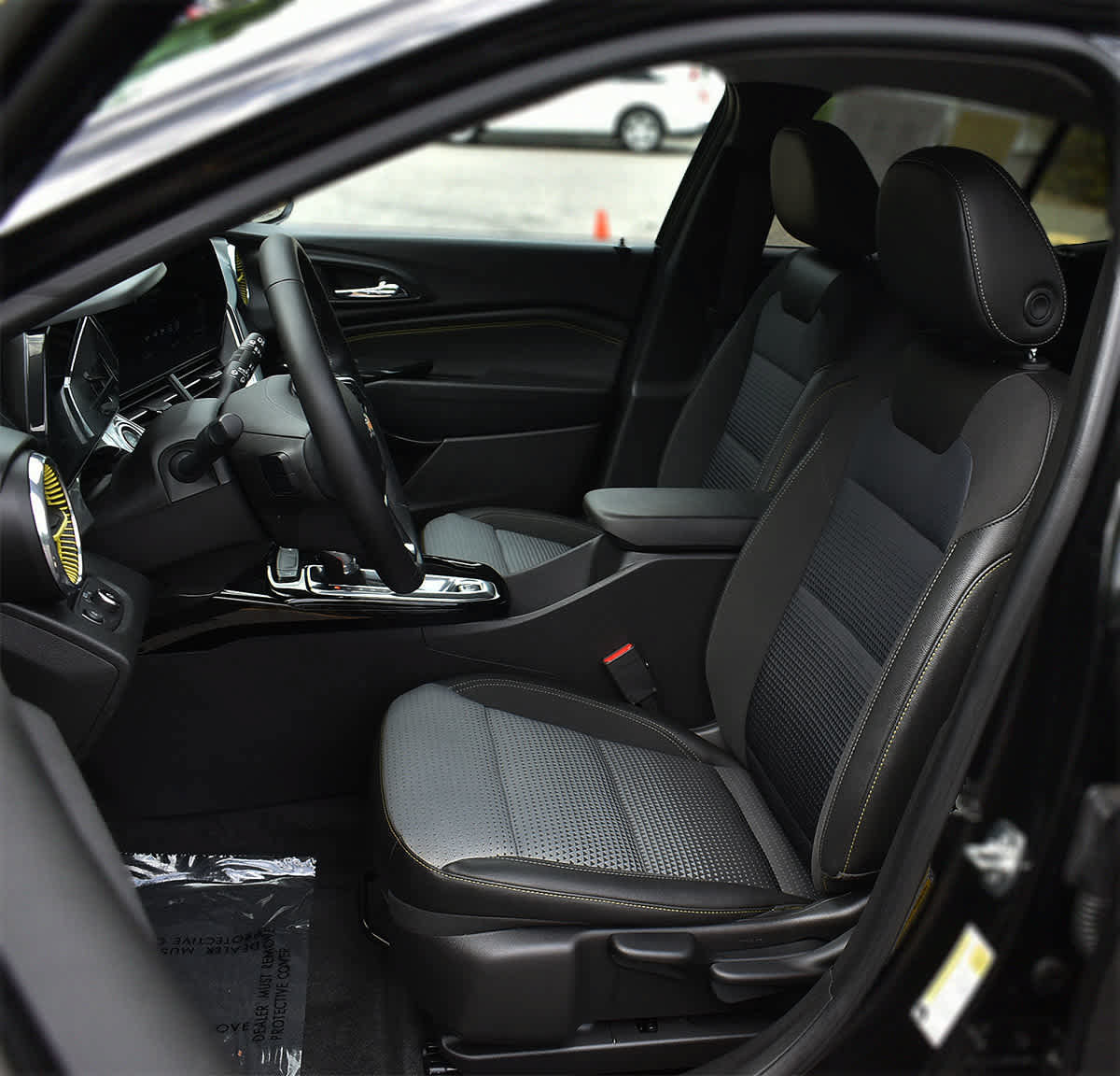 Used 2025 Chevrolet Trax LT w/ LT Convenience Package FWD image 8