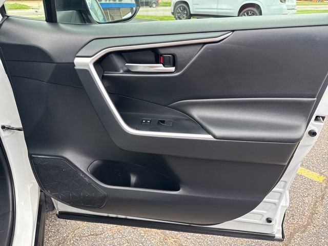 Used 2019 Toyota RAV4 XLE w/ Carpet Mat Package AWD/4WD image 16