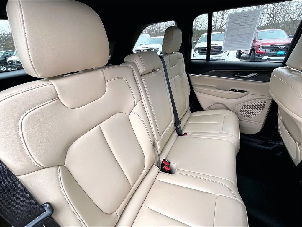 Used 2023 Jeep Grand Cherokee Limited image 15