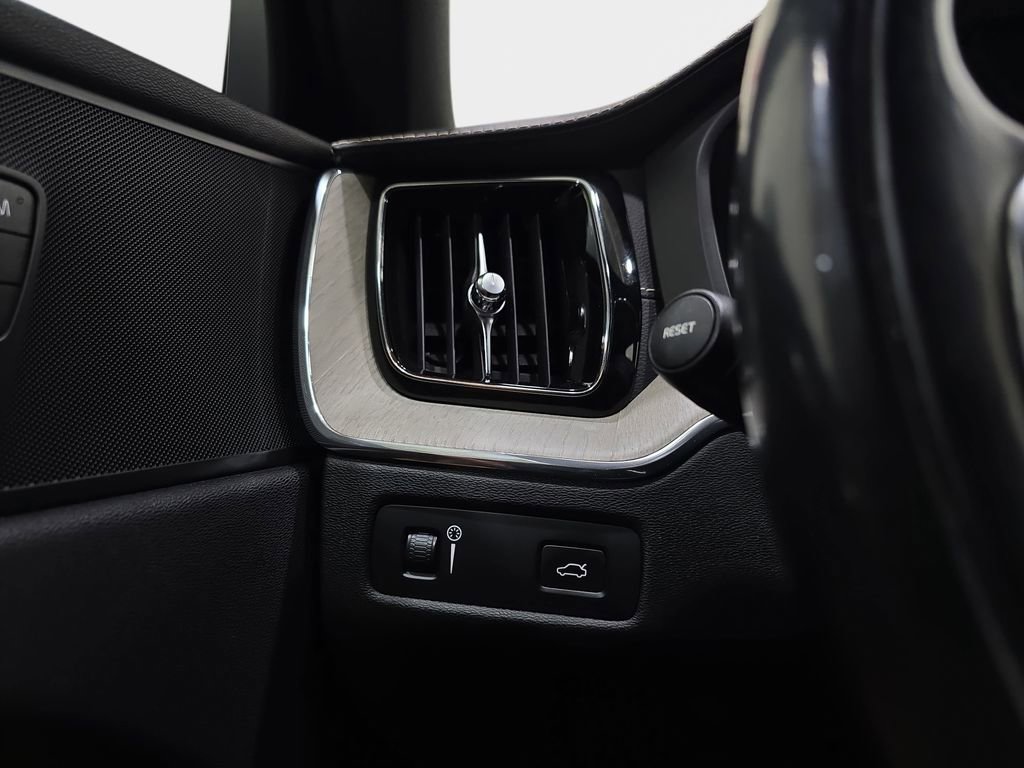 Used 2018 Volvo XC60 T6 Inscription w/ Convenience Package image 27