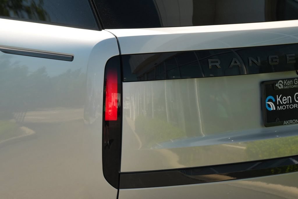 Used 2025 Land Rover Range Rover SE AWD/4WD image 14