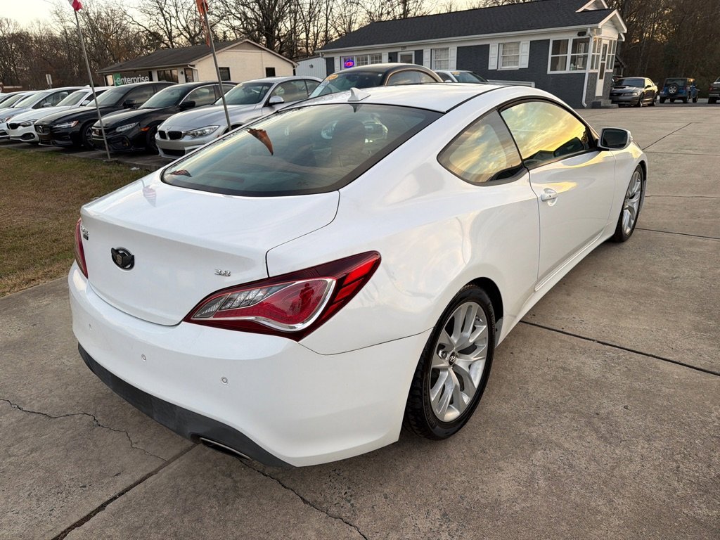 Used 2013 Hyundai Genesis 3.8 image 10