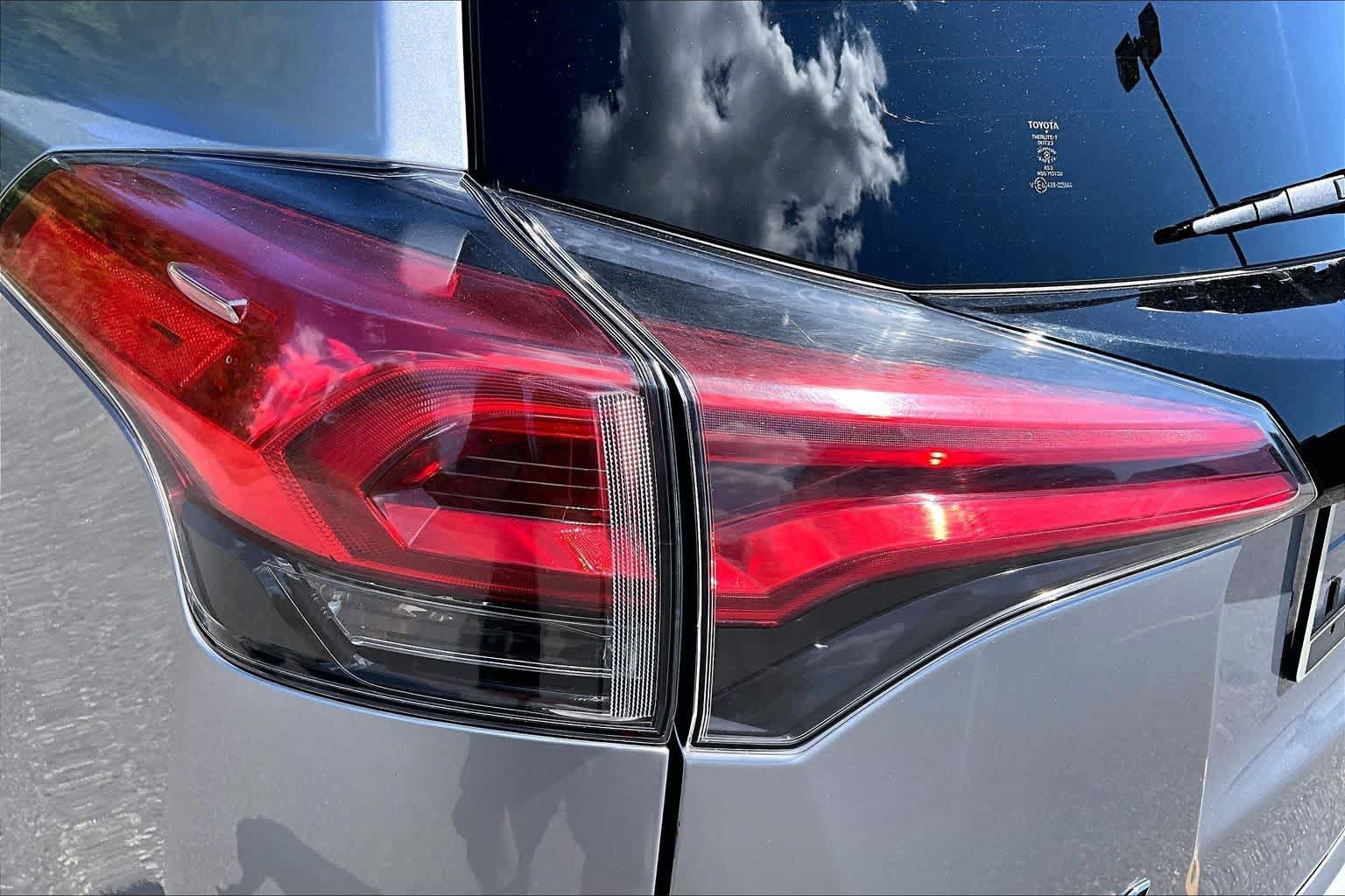 Used 2018 Toyota RAV4 SE AWD/4WD image 28