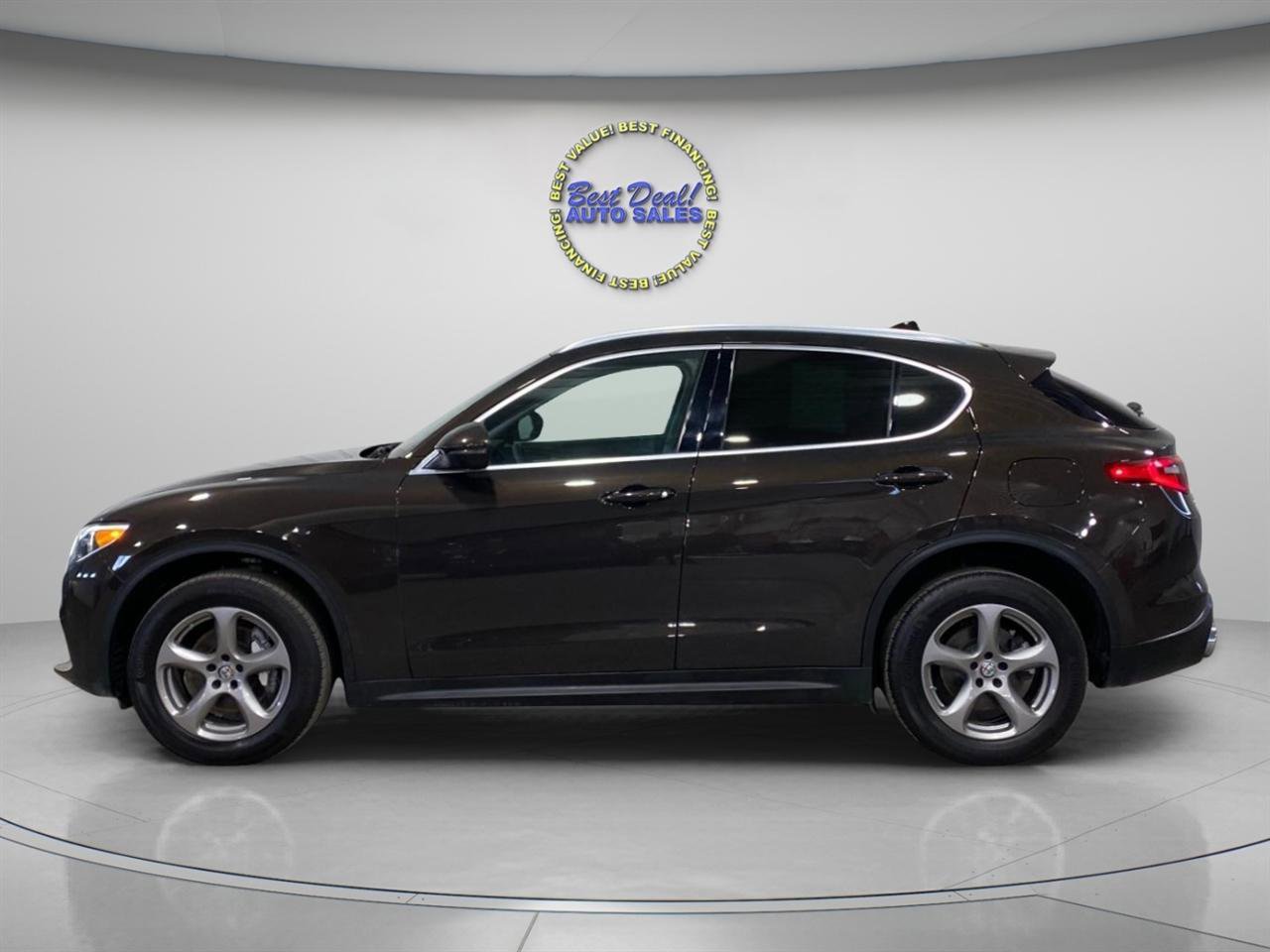 Used 2018 Alfa Romeo Stelvio AWD image 3