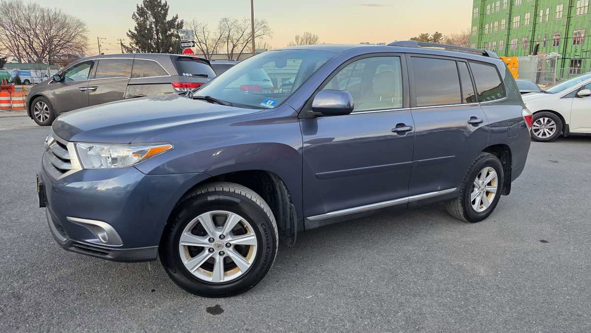 Used 2012 Toyota Highlander SE w/ Tow Pkg image 3