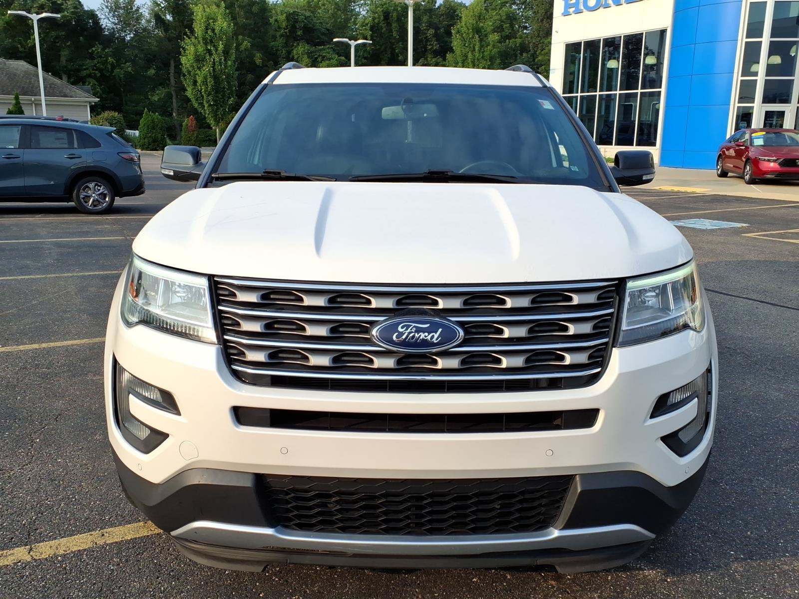 Used 2017 Ford Explorer XLT w/ Equipment Group 202A AWD/4WD image 2