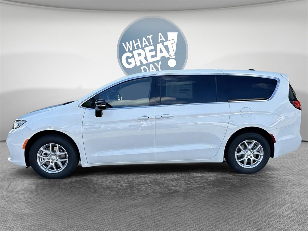 New 2026 Chrysler Pacifica Select image 3