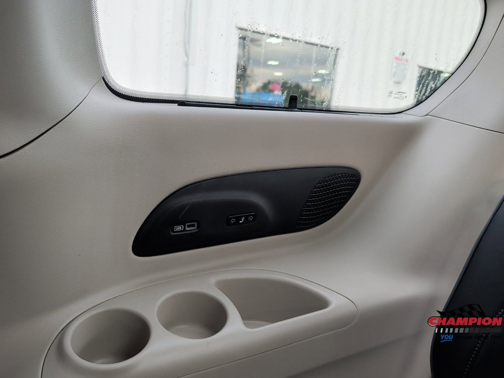 Used 2017 Chrysler Pacifica Limited FWD image 20