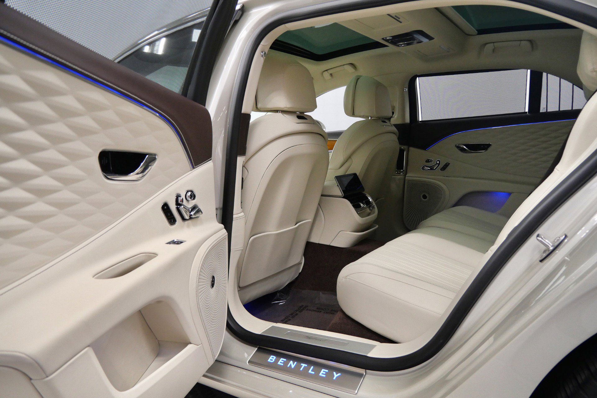 Used 2022 Bentley Flying Spur Plug-In Hybrid image 32