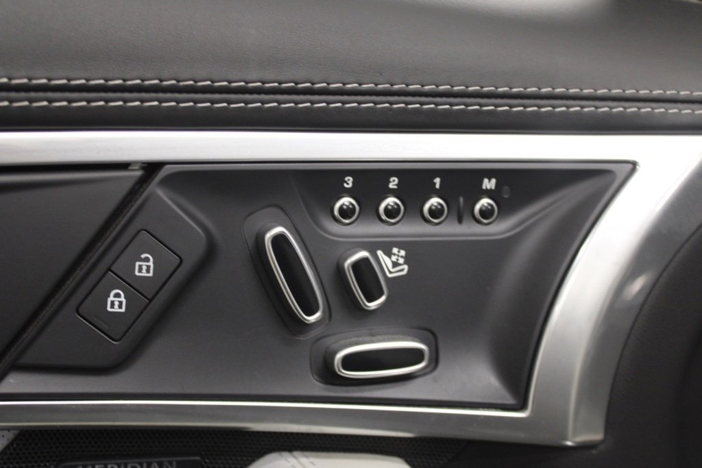 Used 2022 Jaguar F-TYPE R image 11