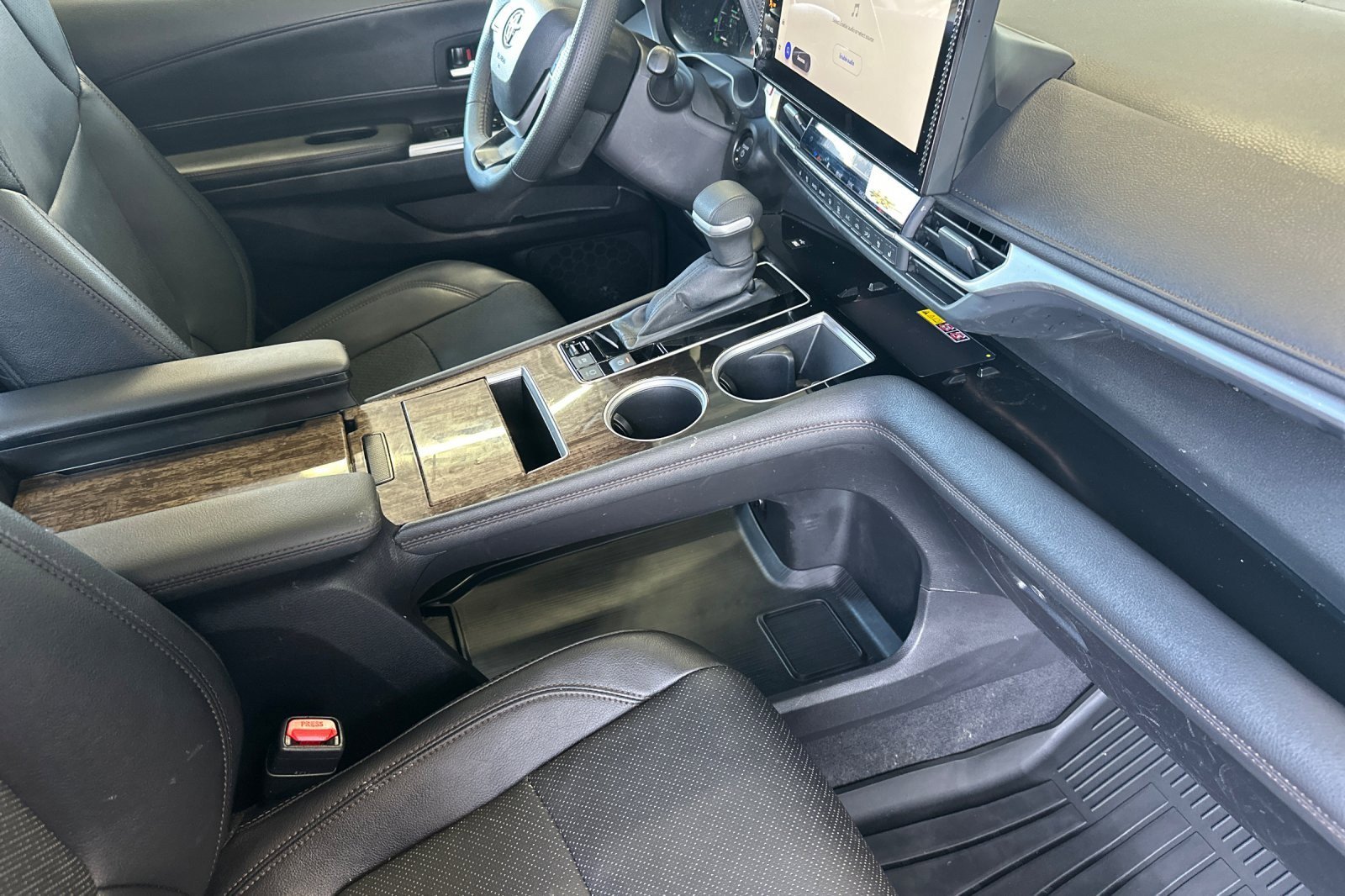 Used 2025 Toyota Sienna Platinum AWD/4WD image 17