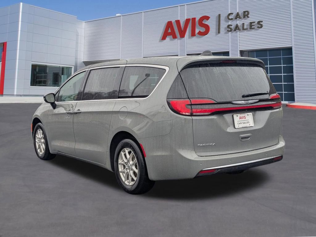 Used 2025 Chrysler Pacifica Select image 9