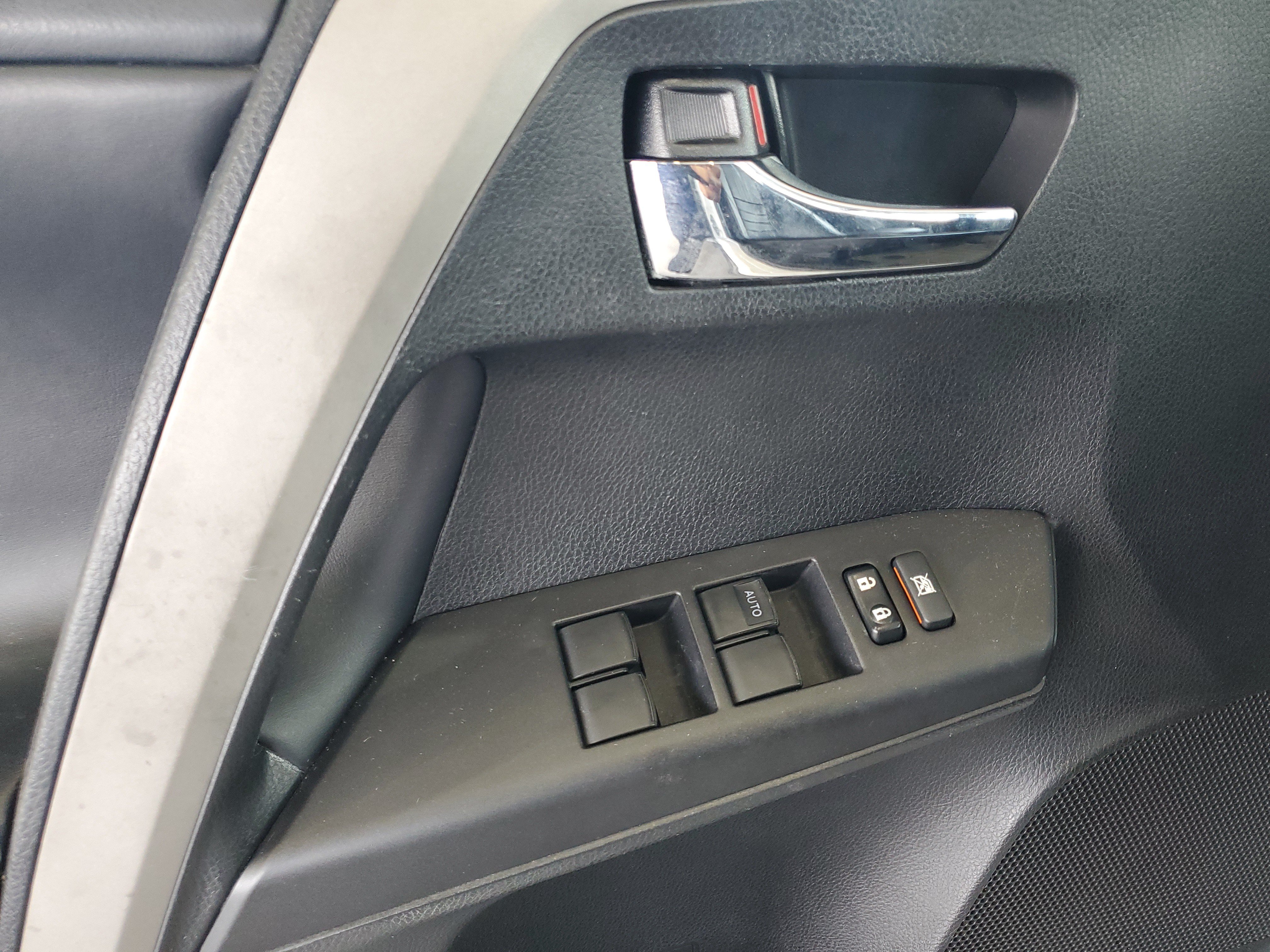 Used 2018 Toyota RAV4 XLE w/ Plus Extra Value Package FWD image 15
