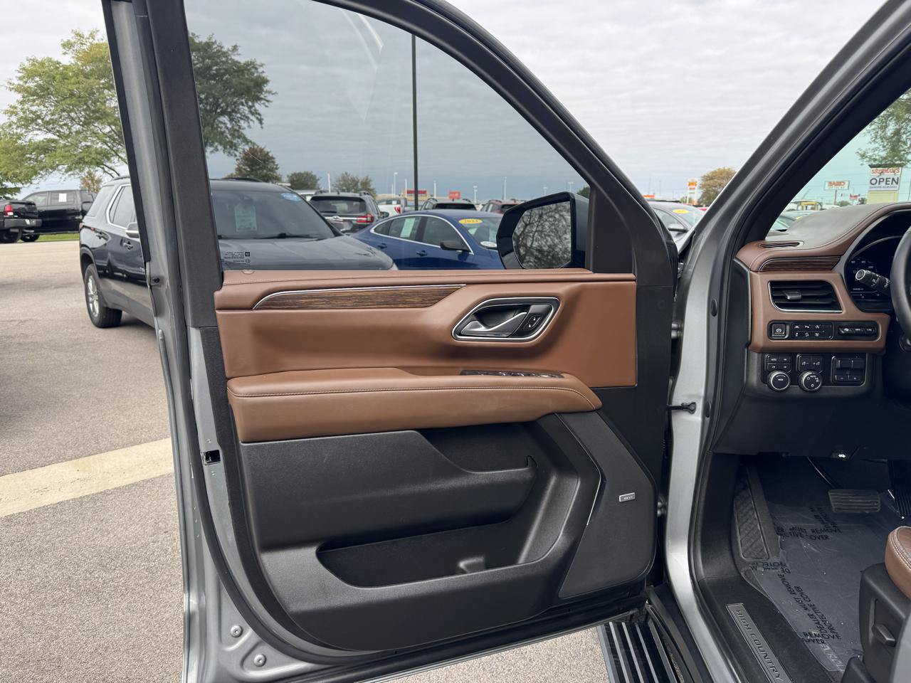 Used 2023 Chevrolet Tahoe High Country w/ Premium Package AWD/4WD image 17