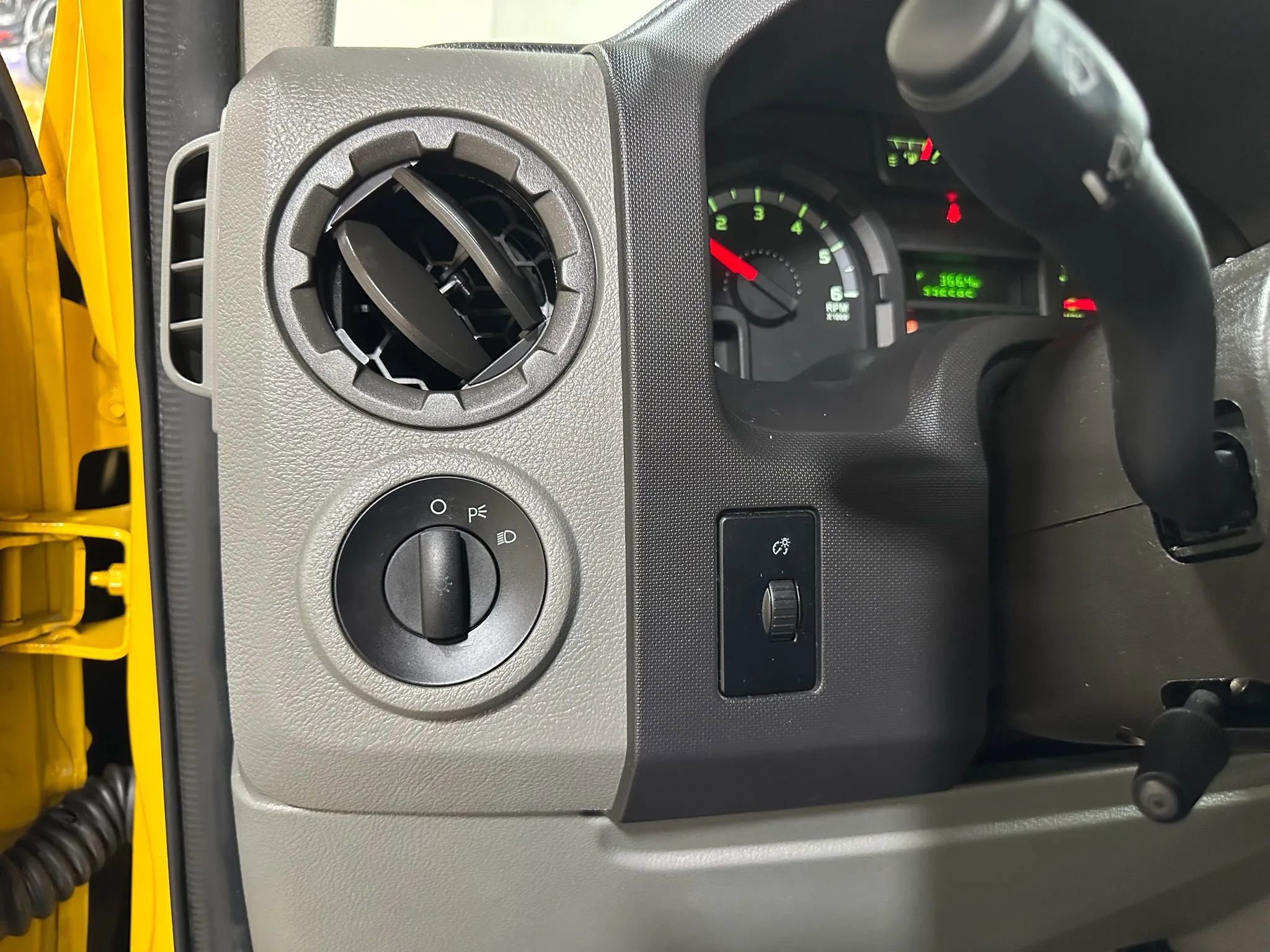 Used 2011 Ford E-150 and Econoline 150 Wagon RWD image 44