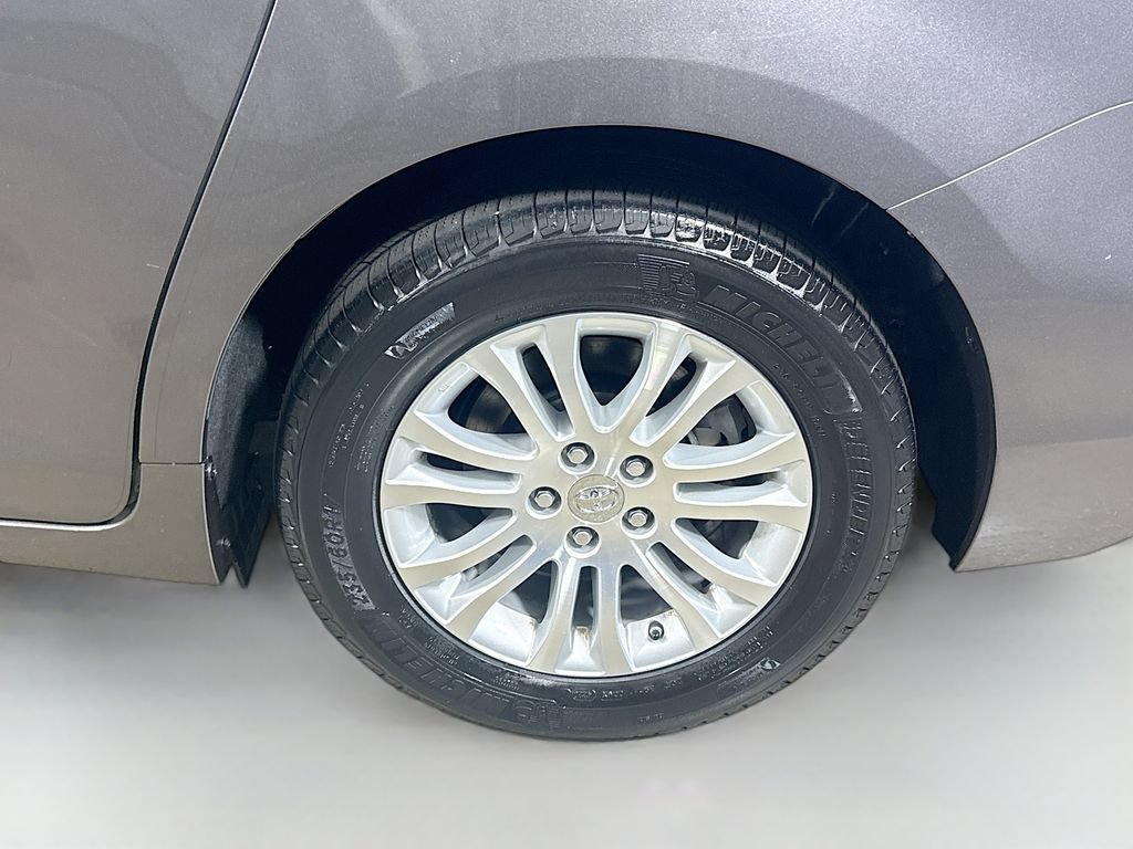 Used 2017 Toyota Sienna XLE w/ XLE Navigation Package FWD image 9