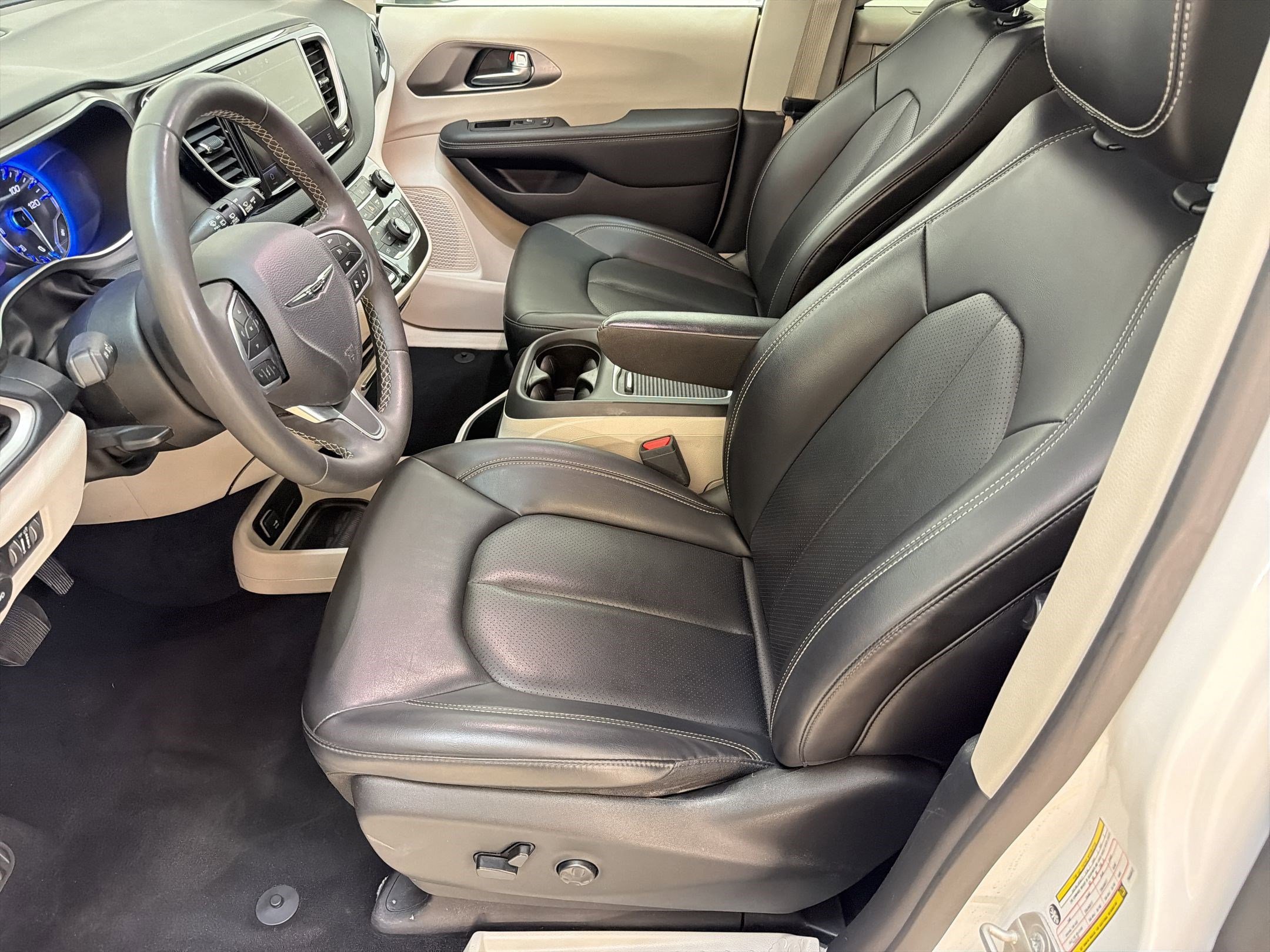 Used 2023 Chrysler Pacifica Touring-L FWD image 5