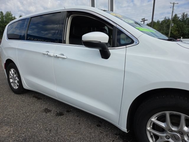 Used 2023 Chrysler Pacifica Touring-L FWD image 27