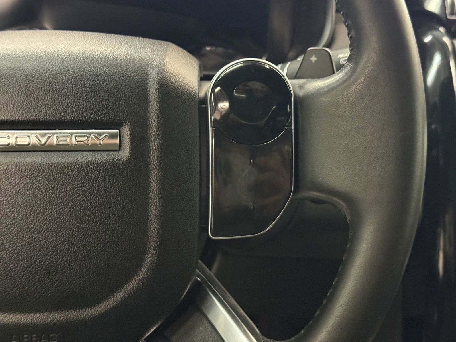 Used 2020 Land Rover Discovery SE image 28