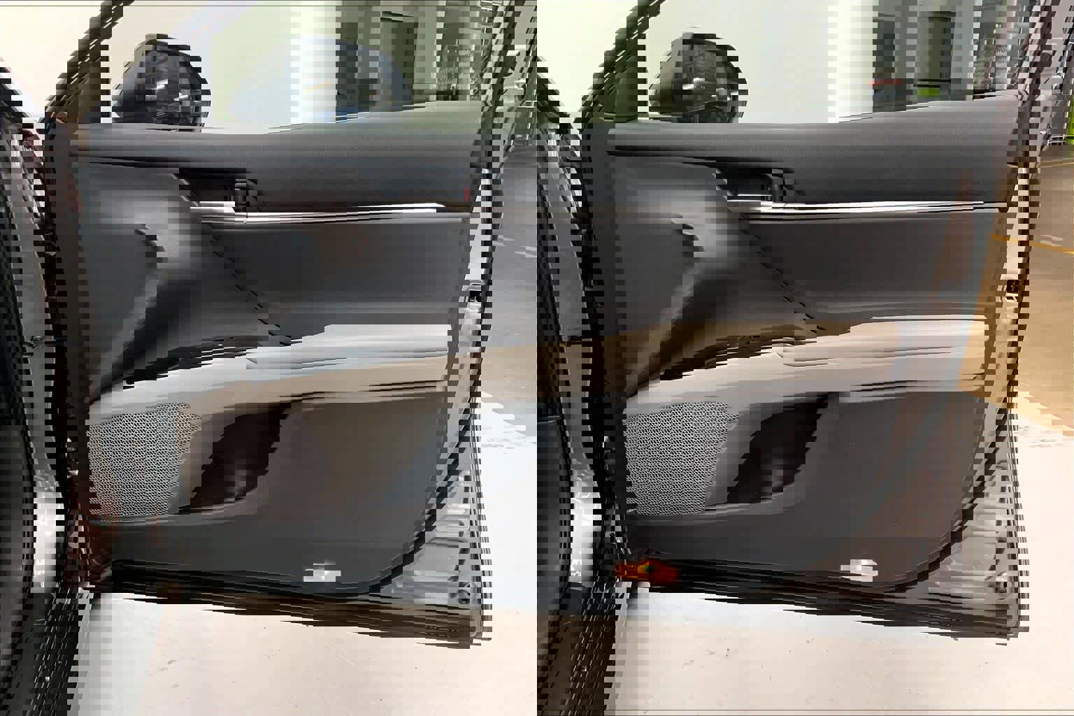 Used 2018 Toyota Camry LE image 9