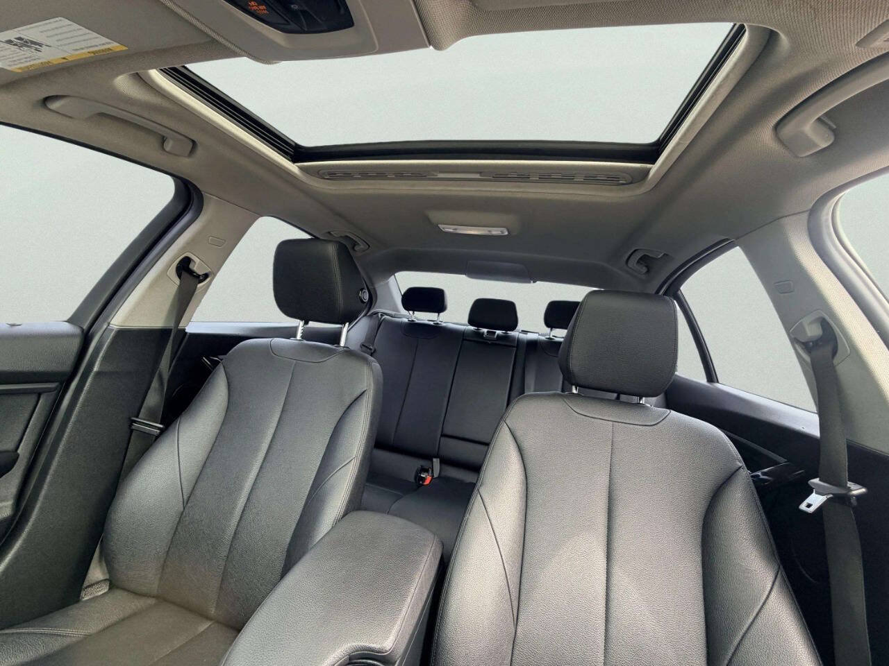 Used 2018 BMW 320i xDrive Sedan AWD/4WD image 18