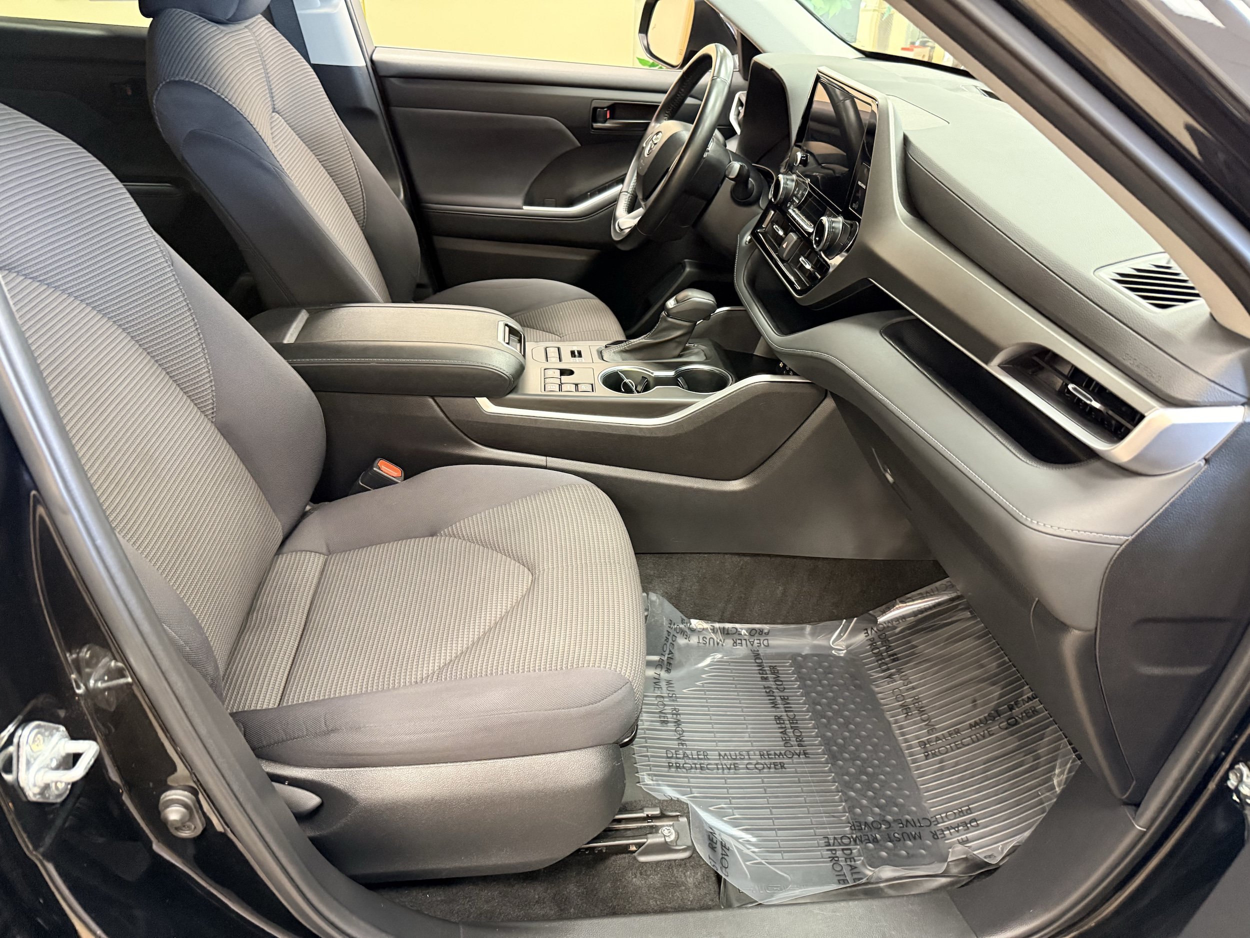 Used 2023 Toyota Highlander LE AWD/4WD image 24
