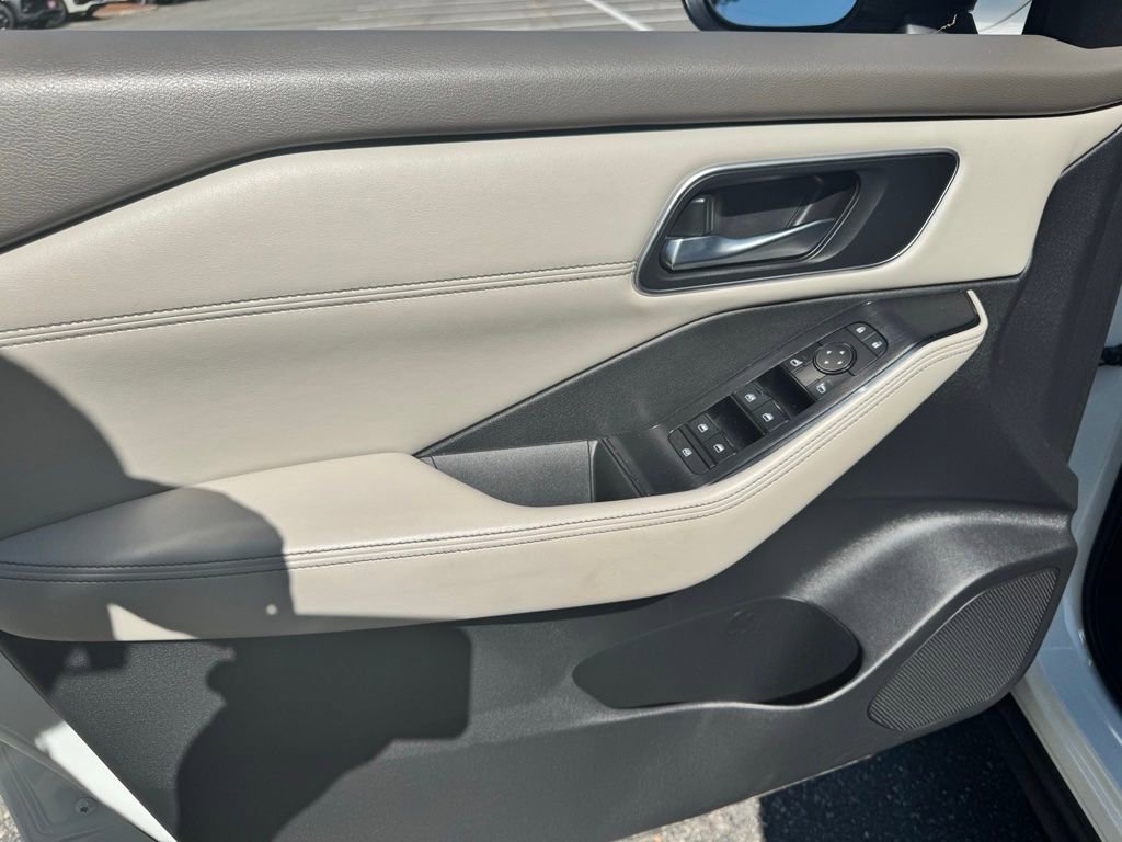 Used 2021 Nissan Rogue SV w/ Premium Package AWD/4WD image 12