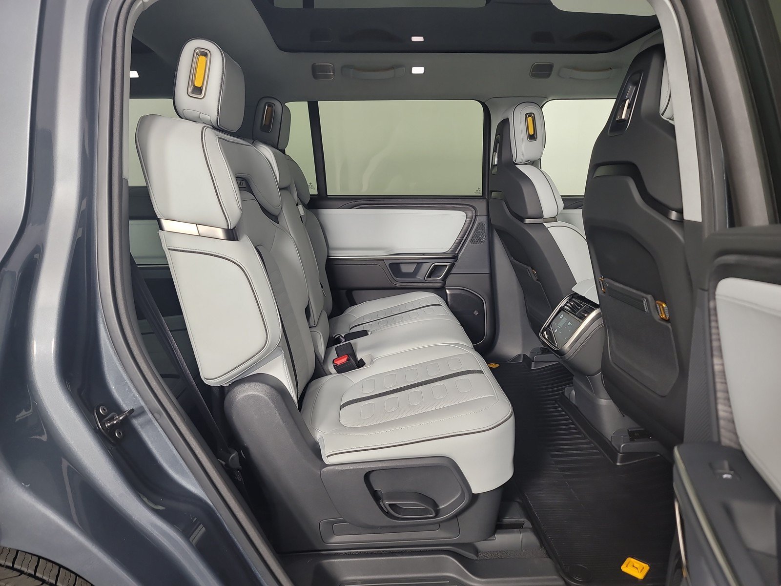 Used 2024 Rivian R1S Adventure AWD/4WD image 23