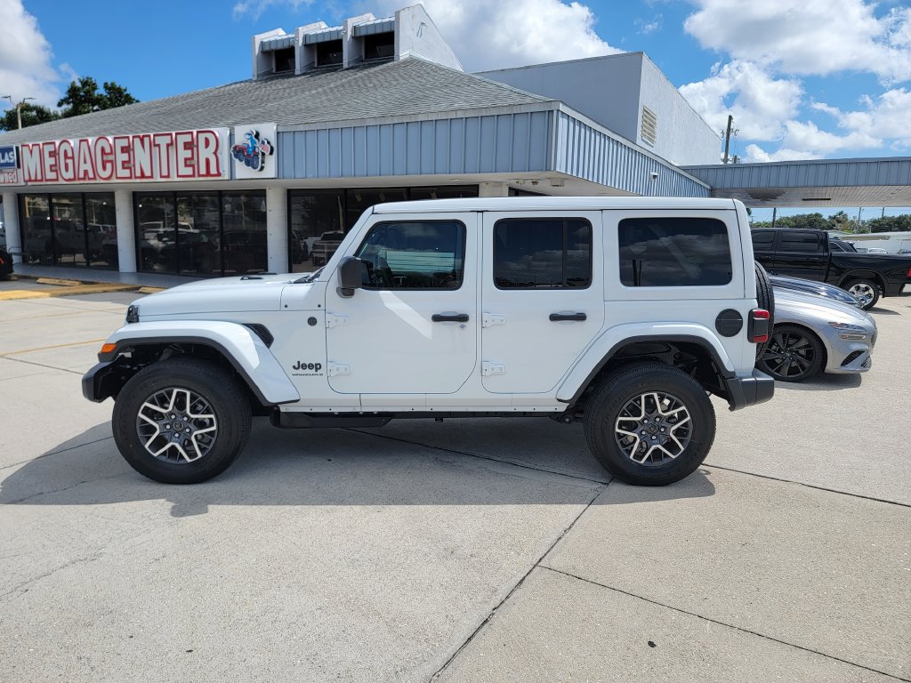 Used 2026 Jeep Wrangler Unlimited Sahara AWD/4WD image 2
