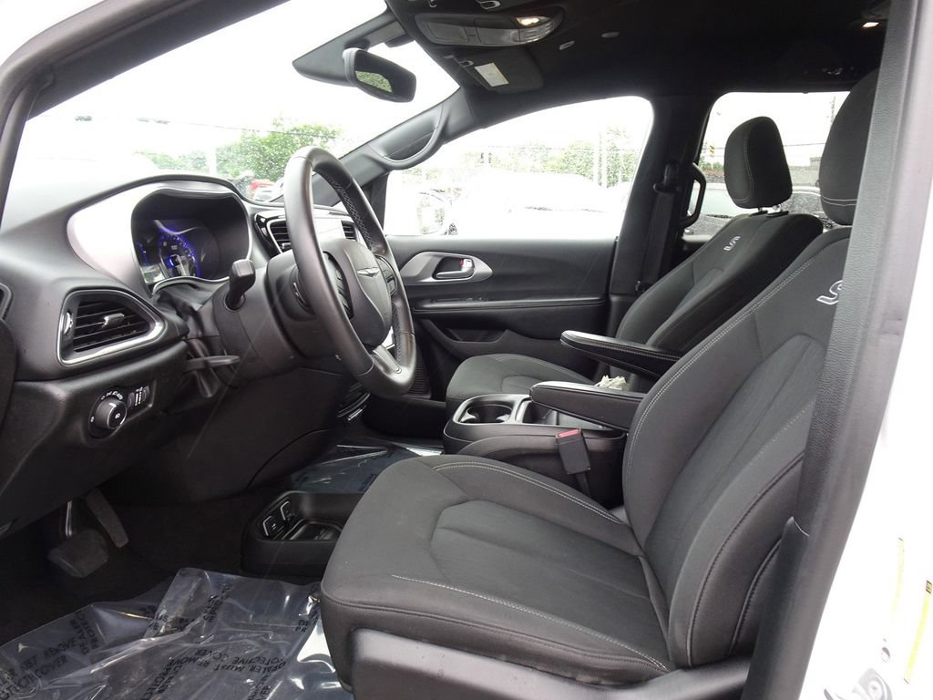 Used 2019 Chrysler Pacifica Touring Plus w/ S Appearance Package FWD image 10