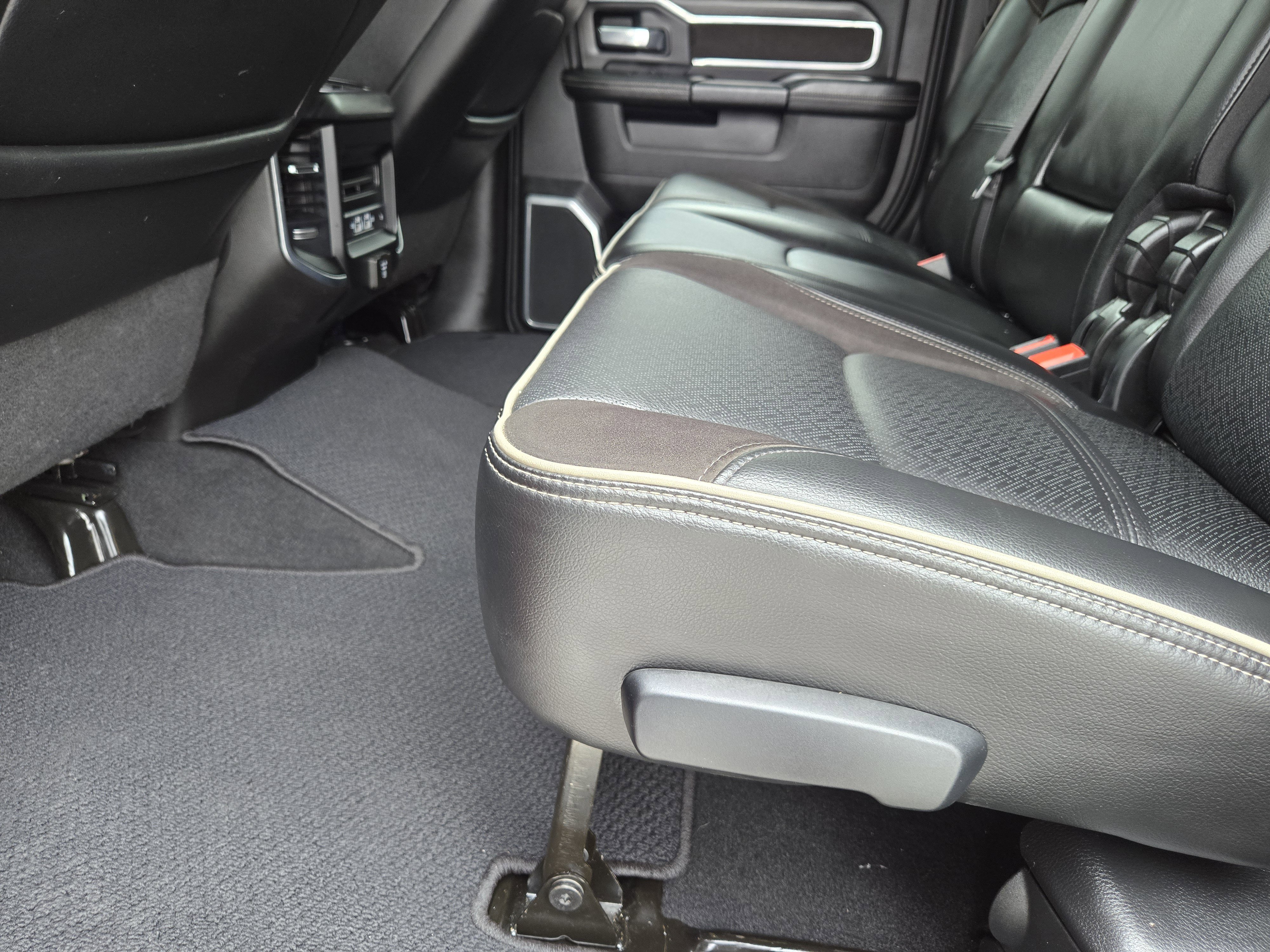 Used 2024 RAM 2500 Laramie w/ Night Edition image 34