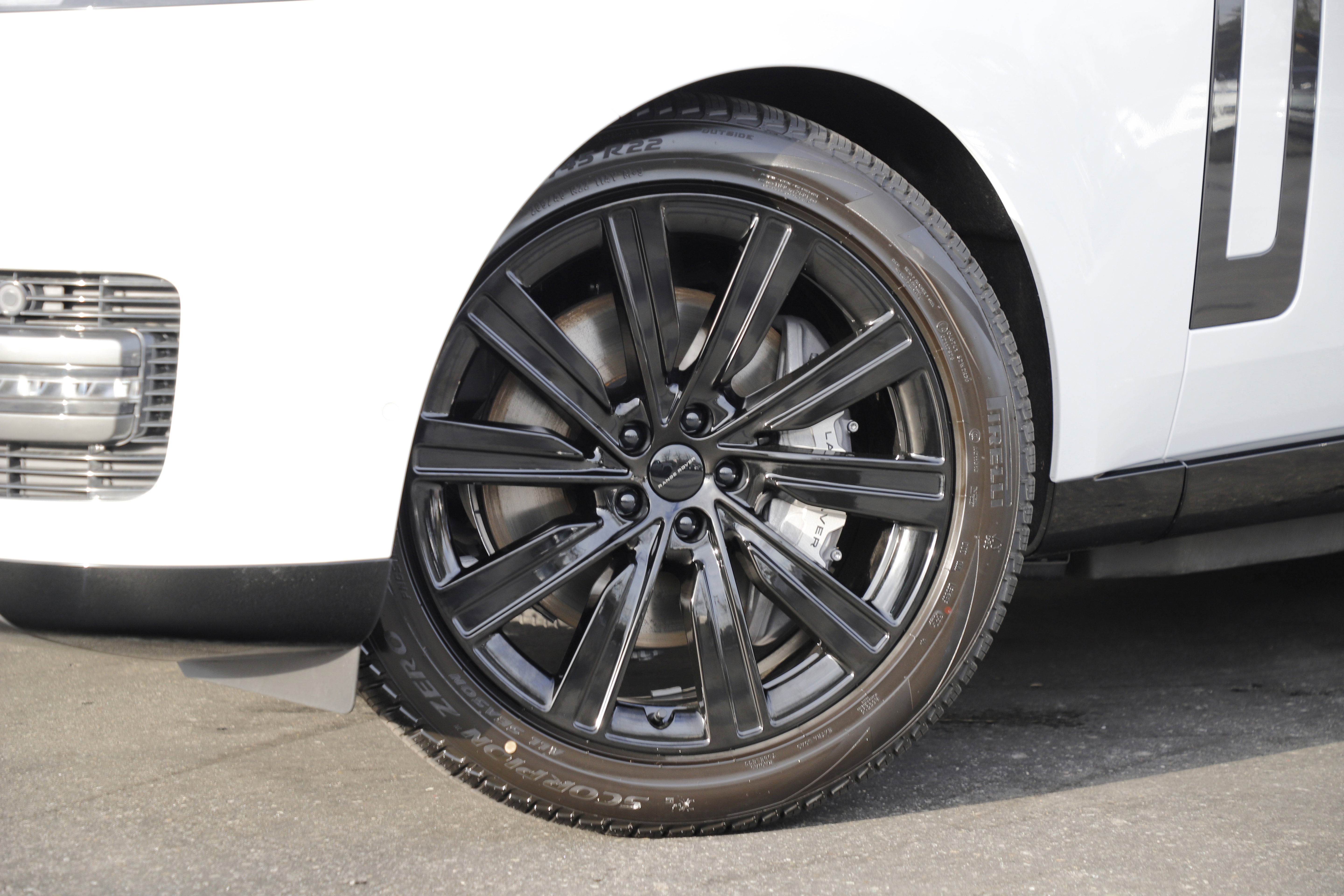 New 2026 Land Rover Range Rover SE image 2