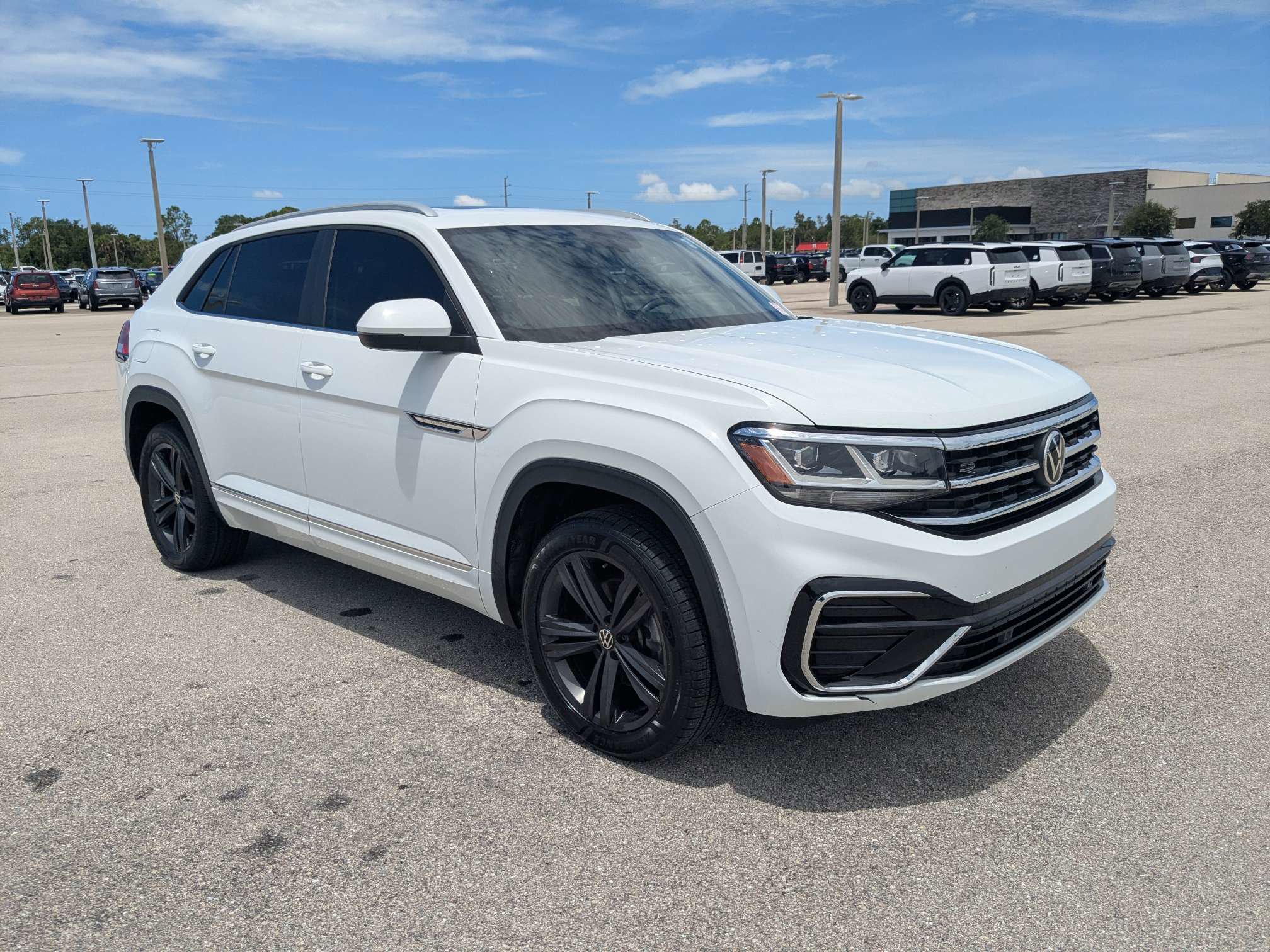 Used 2021 Volkswagen Atlas Cross Sport SE w/ Panoramic Sunroof Package FWD image 2