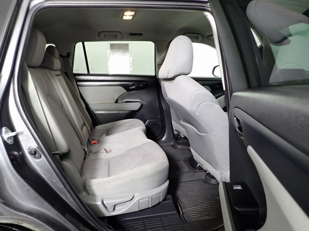 Used 2023 Toyota Highlander L image 30