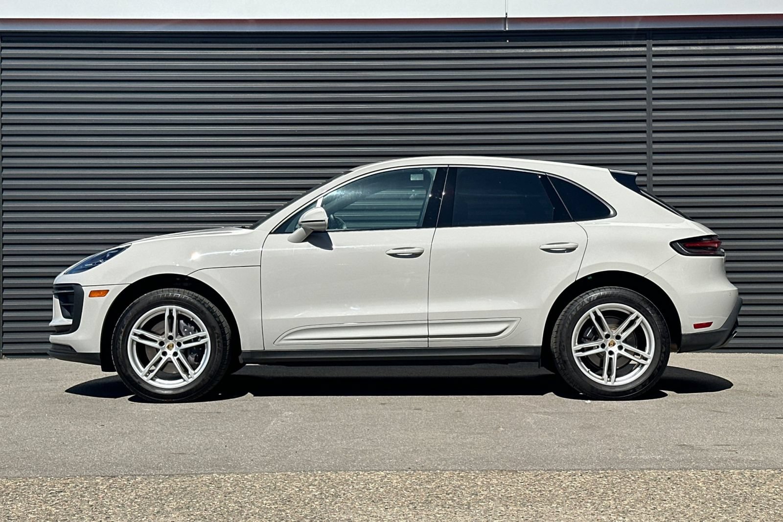 Used 2025 Porsche Macan AWD/4WD image 2