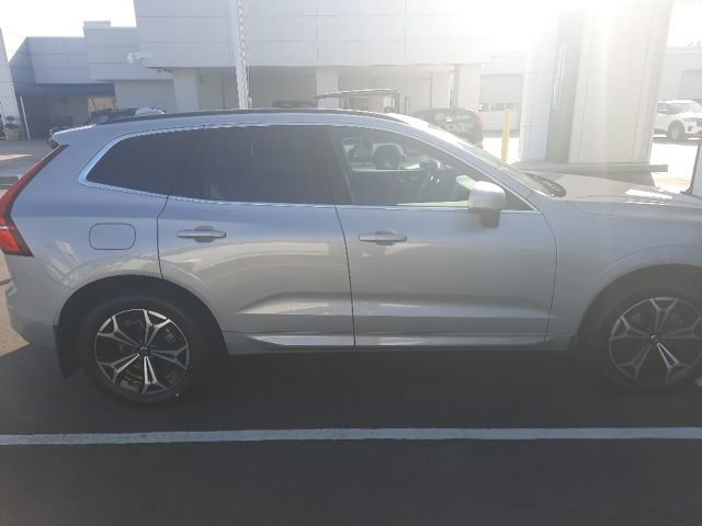 Used 2022 Volvo XC60 B5 Momentum w/ Climate Package AWD/4WD image 2